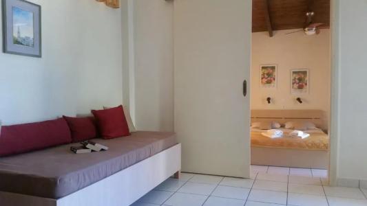 Nicolas Studios & - 32