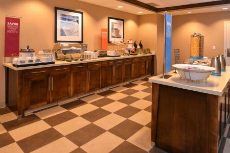 Hampton Inn Midtown-Aksarben - 23