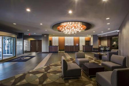DoubleTree by Hilton Airport - 13