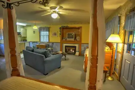 Blue Mountain Mist Country Inn - 140