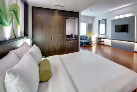 Howard Johnson Plaza by Wyndham Dubai Deira - 2