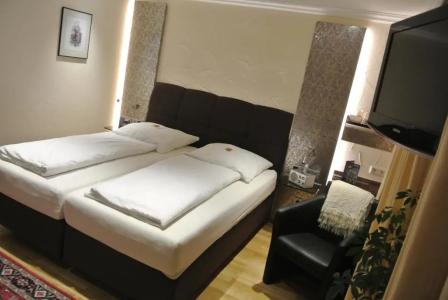 Hotel-Restaurant Goldenes Lamm - 77