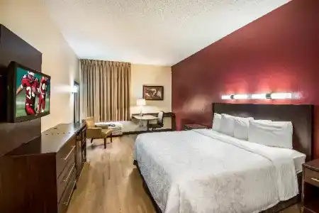 Red Roof Inn Plus + Phoenix West - 36
