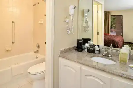 Quality Inn at the Mall - - 7
