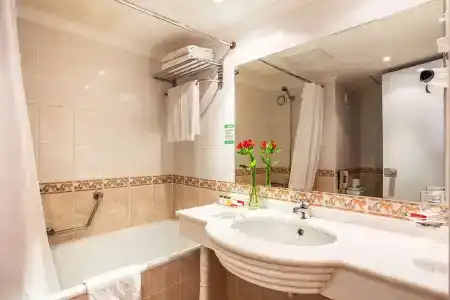 Ramada by Wyndham Sofia City Center - 8