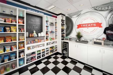 Hampton Inn & Suites/East - 10