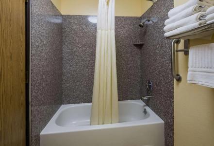 Quality Inn & Suites Airport - 7
