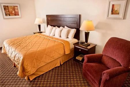 Super 8 by Wyndham/Airport - 18