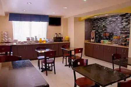 Super 8 By Wyndham/Dfw Apt/North - 10