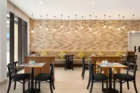 Super 8 by Wyndham Dubai Deira - 18
