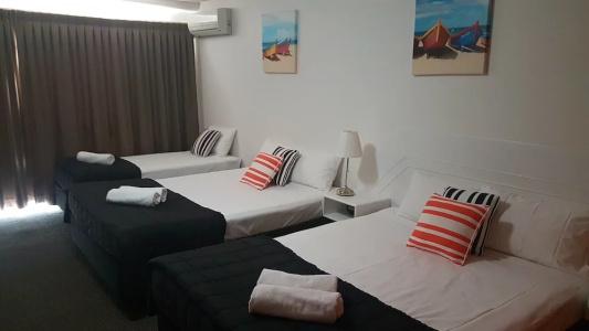 Outrigger Burleigh - 69