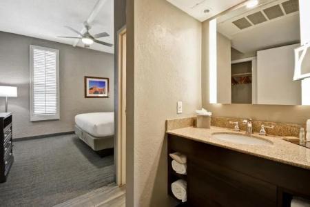 DoubleTree by Hilton Phoenix North - 40