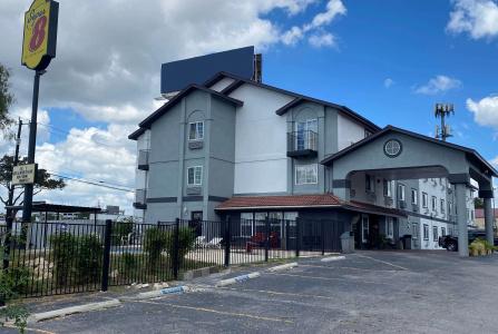 Super 8 by Wyndham San Antonio/Fiesta - 9