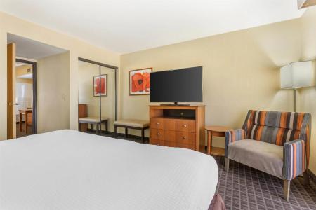 Best Western Plus Thunderbird Suites - 37