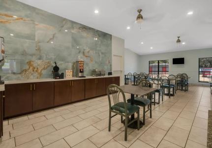 Econo Inn & Suites - 25