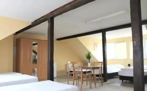 Famosa - 19
