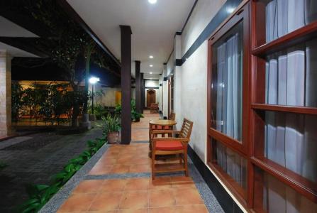 Yulia Beach Inn Kuta - 49
