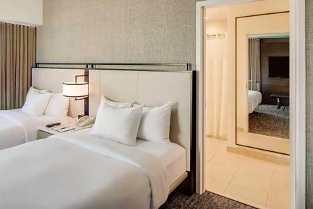 DoubleTree by Hilton & Suites - 71