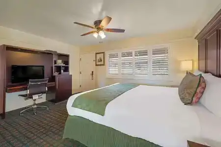 Clarion Collection Oaks Inn - 35