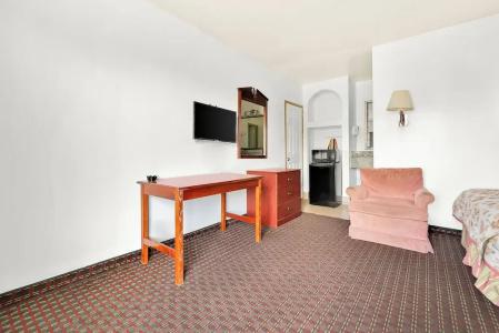 Capitol Inn and Suites - 17