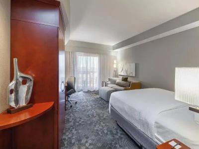 Courtyard by Marriott Woodland Hills - 35