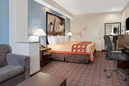 Super 8 by Wyndham Houston North I-45 - 9