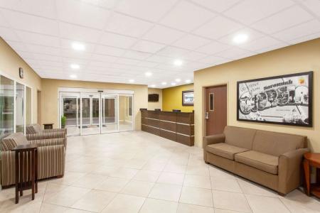 Super 8 by Wyndham Savannah - 1