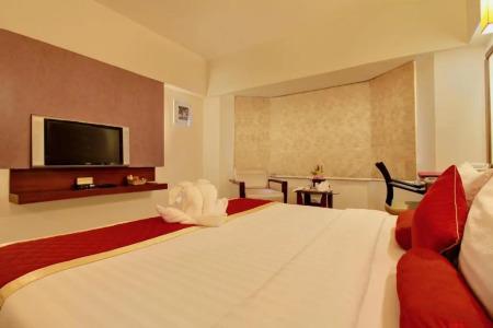 Monarch Luxur - Infantry Road - 23