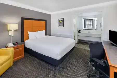 La Quinta Inn by Wyndham I-35 - 16