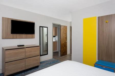 Days Inn and Suites by Wyndham Downtown-University - 47