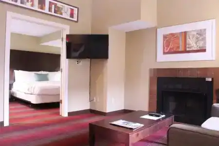 Hawthorn Suites East - 13