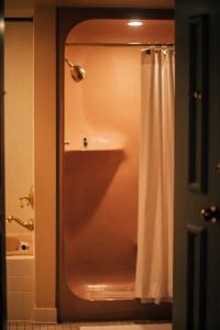 The Remington Suite and Spa - 8