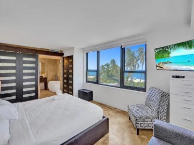 The Alexander All Suites - 709
