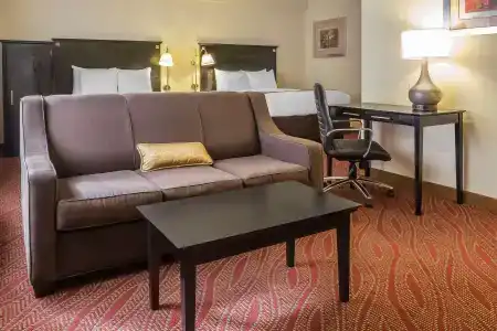 Comfort Inn & Suites LaGuardia Airport - 2