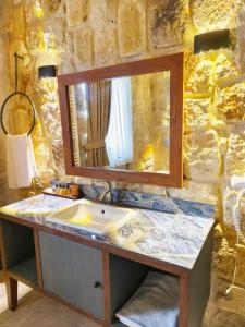 Acropolis Cave Suite - 61