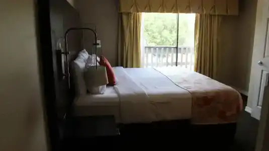 Hawthorn Suites East - 22