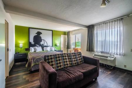 Super 8 by Wyndham Airport - 18
