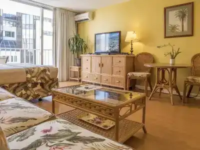 Tropical Studios At Marine Surf Waikiki - Free Parking - Best Location - Full Kitchen - Swimming Pool - 53