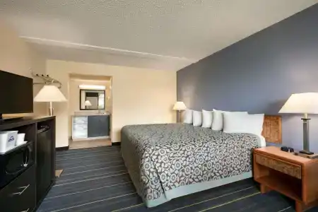 Days Inn by Wyndham/Central - 2