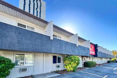 Econo Lodge Village - 36