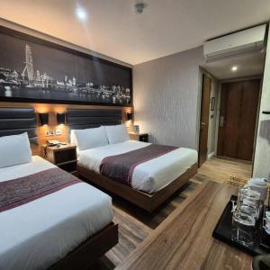 London Court - 25