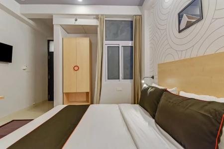 Vaccinated Staff- Collection O 40206 Govind Marg - 5