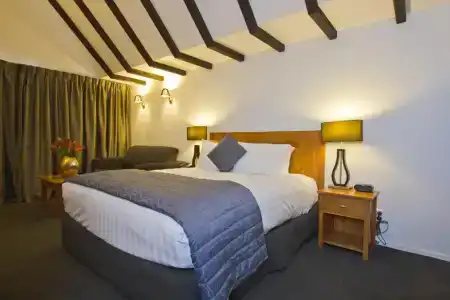 Knights Inn - 102