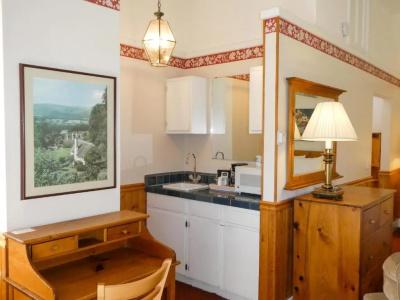 Briarwood Inn - 123
