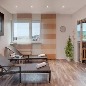 Newton Heilbronn - 33