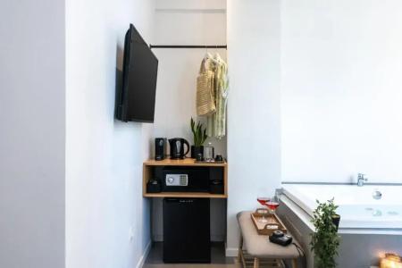 Melo Athens - 64