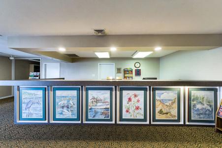 Econo Inn & Suites - 17