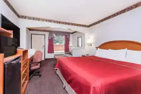 La Quinta by Wyndham-Hamilton Place - 8