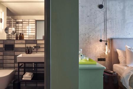 Gekko House Frankfurt, a Tribute Portfolio - 8