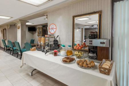 Howard Johnson Plaza by Wyndham - 10